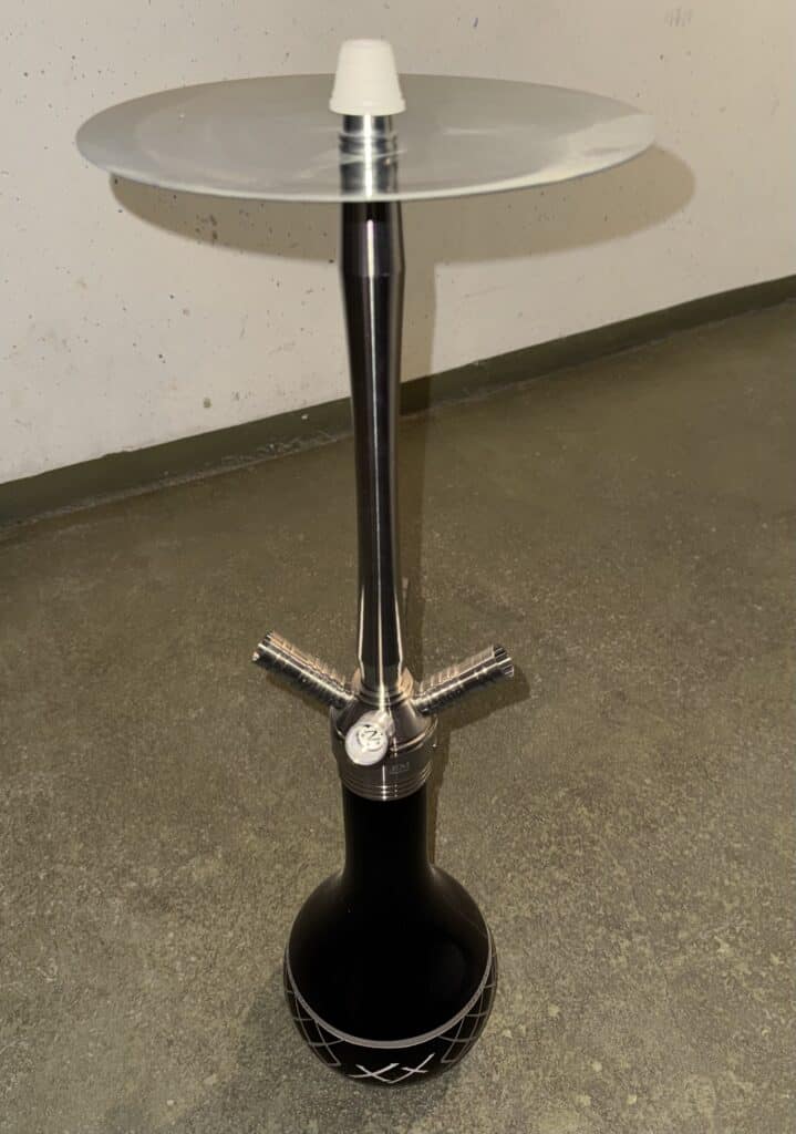 Shisha-Tabak mit Glasbowl auf einem schwarzen Wasserpfeifenständer.