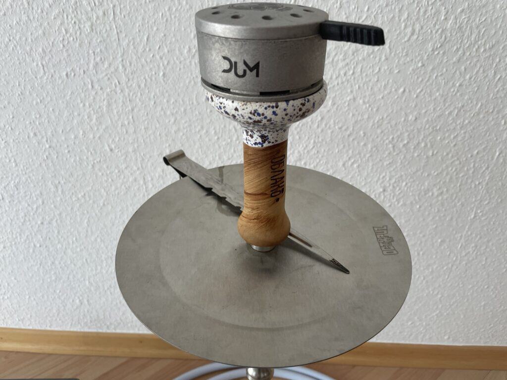 Shisha-Zubehör mit Flammenwerfer und Metallplatte.