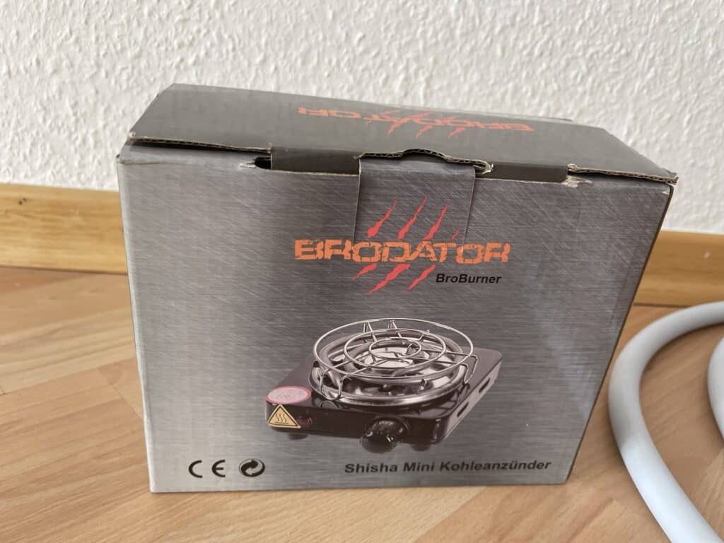Shisha Mini Kohleanzünder in Originalverpackung auf Holztisch.