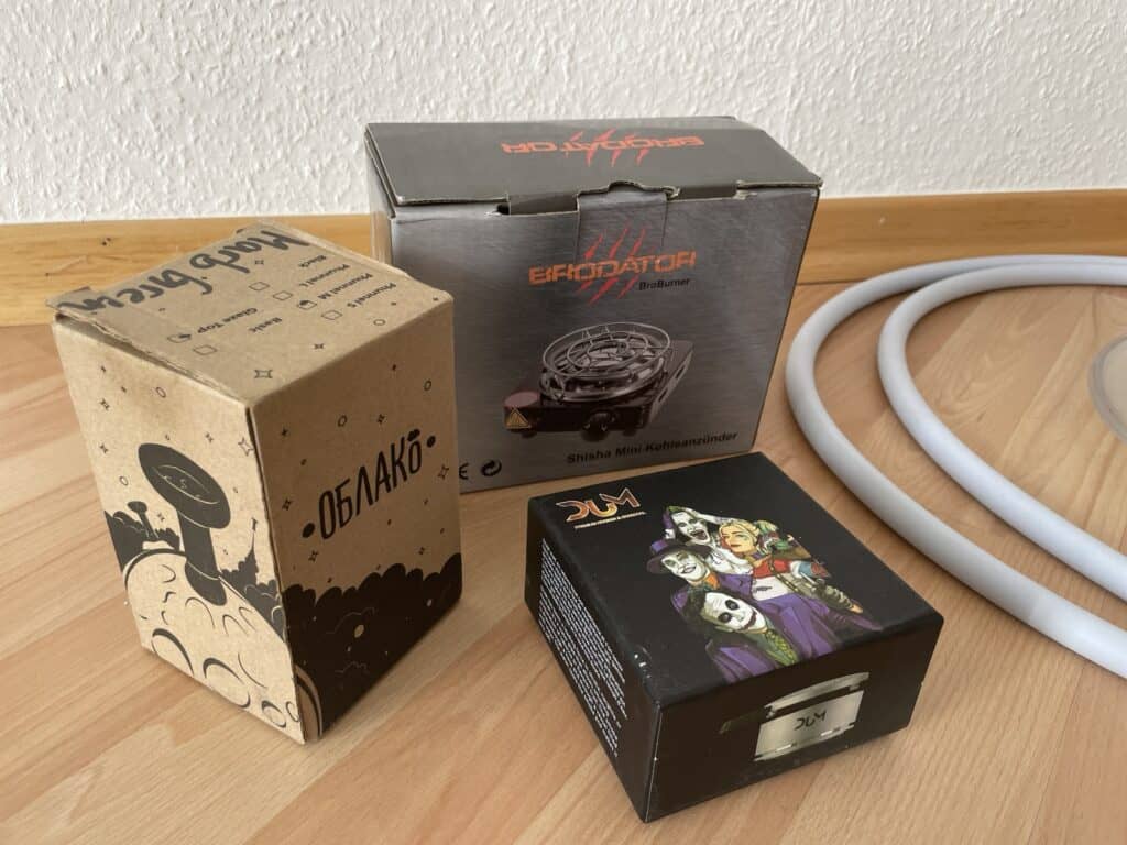 Verschiedene Shisha Zubehörteile auf einem Tisch.