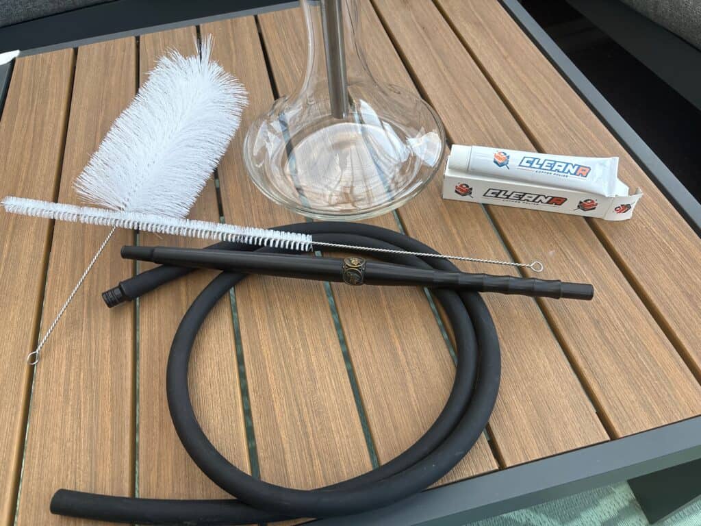 Reinigungsset für Shisha mit Glasbowl, Bürste, Schlauch und Reinigungscreme.