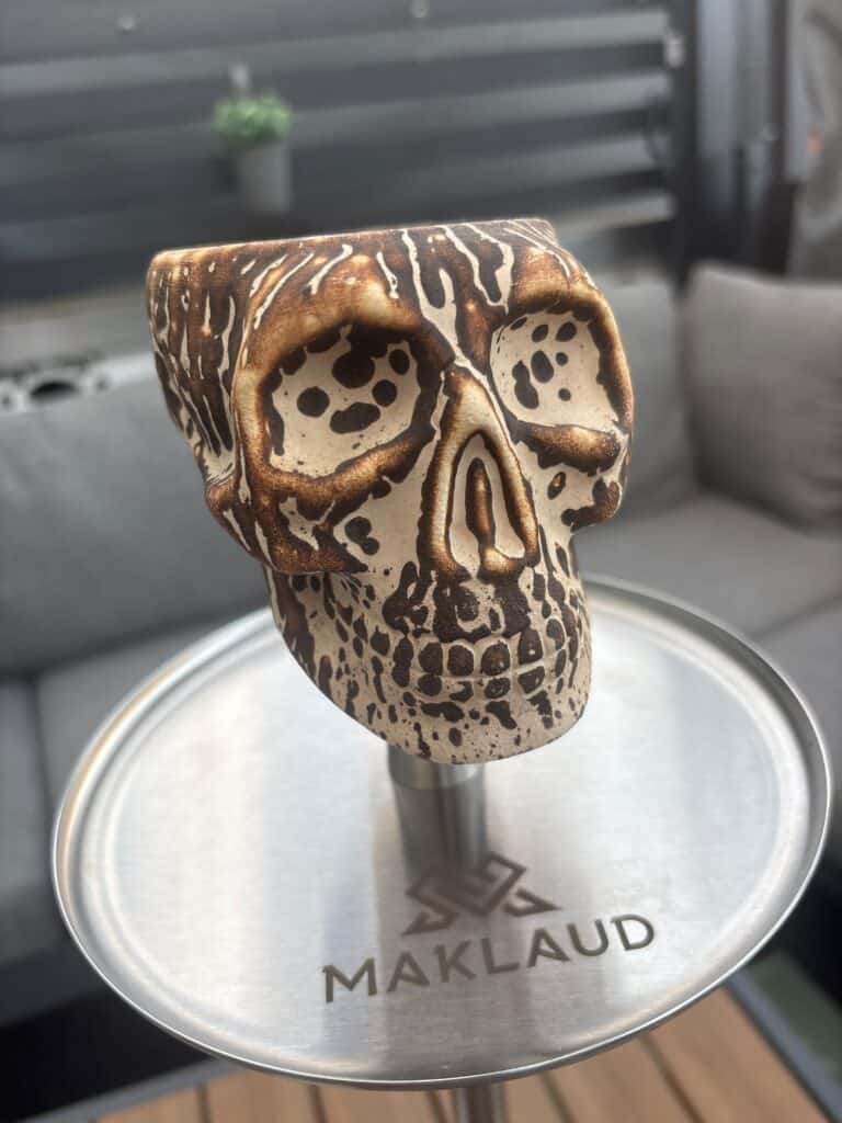 Detailaufnahme einer Skull-Shisha-Bowl aus Keramik auf Metallständer.