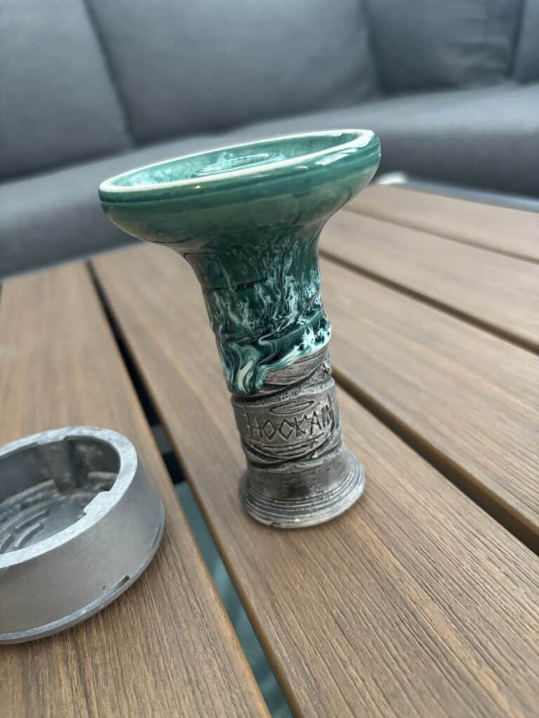 Grüne Glasbowl für Shisha auf Holztablett.