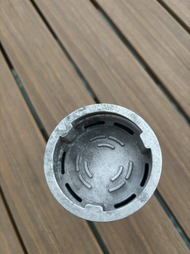 Runde Metall-Glasbowl für Shisha, auf Holzuntergrund.