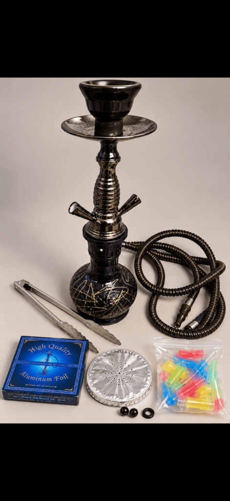 Verschiedene Shisha Teile inklusive Glasbowl, Schlauch und Zubehör.