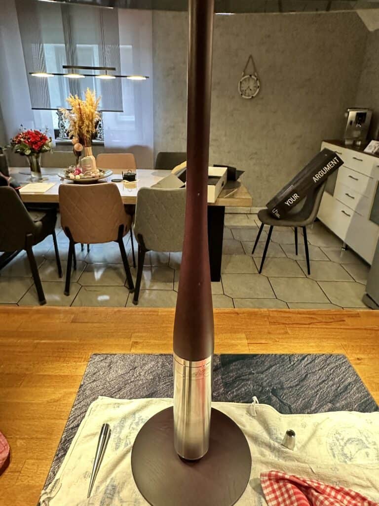 Moderne Shisha mit Edelstahl-Body und Glasbowl auf Esstisch.