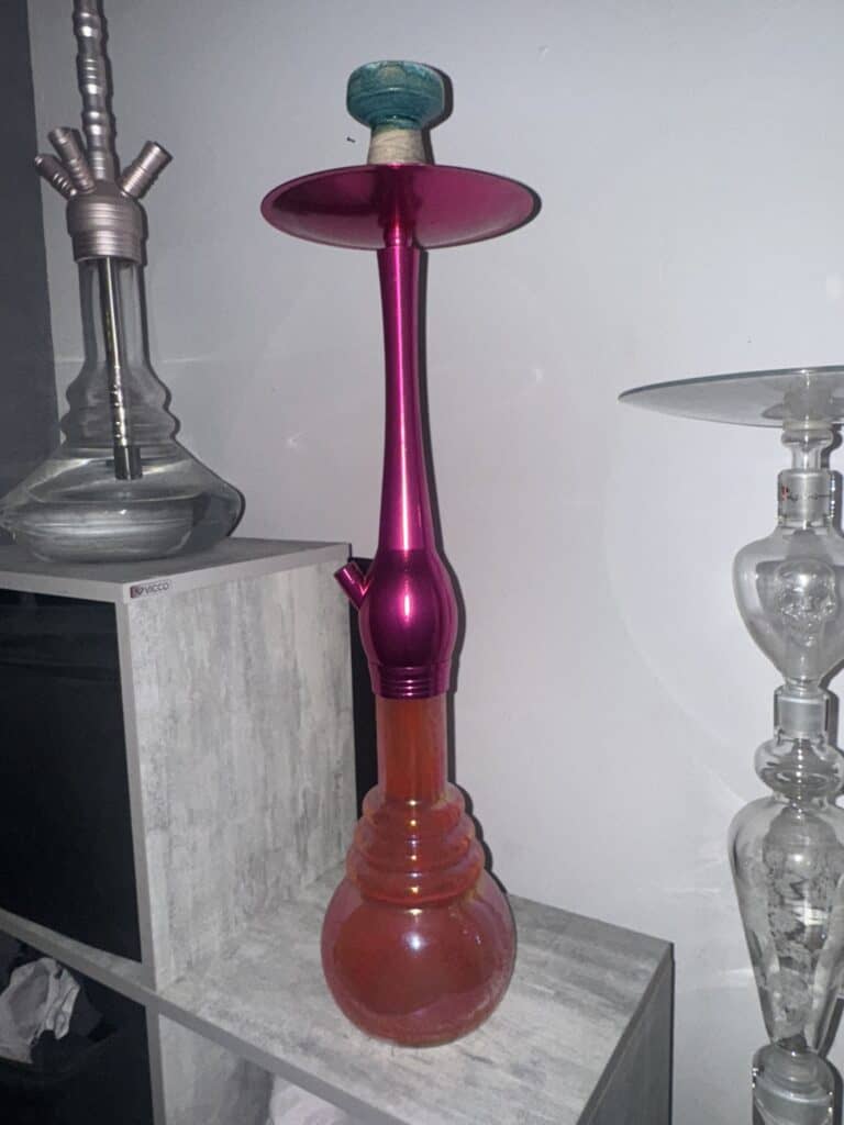 Bunte Shisha mit farbiger Glasbowl und Metallrohren.