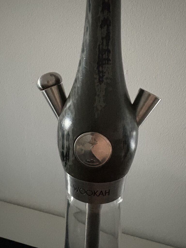 Wookah Shisha mit Edelstahl- und Glasbowl, Nahaufnahme.
