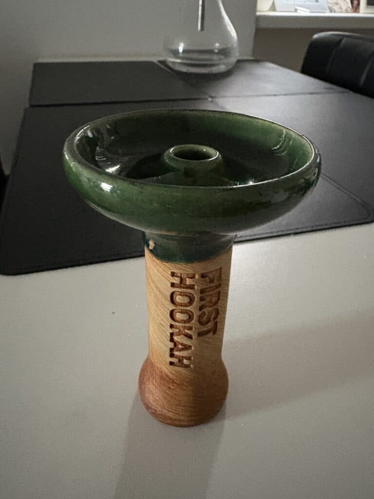 Grüne Glasbowl für Shisha auf Holzsockel, handgefertigt.
