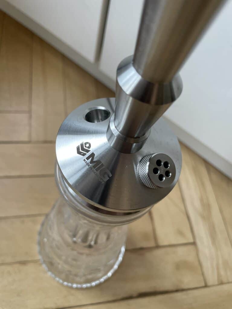 Stainless steel Shisha-Adapter mit Glasbowl und Luftloch.