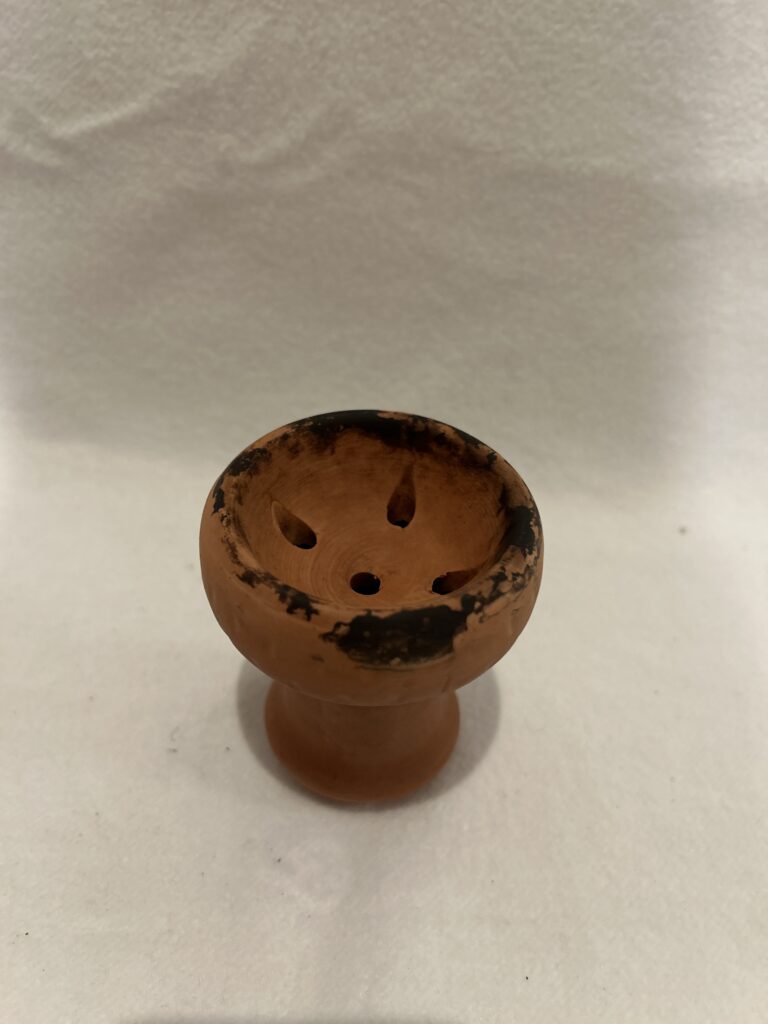Gebrauchte Shisha Glasbowl mit dunklen Verfärbungen.