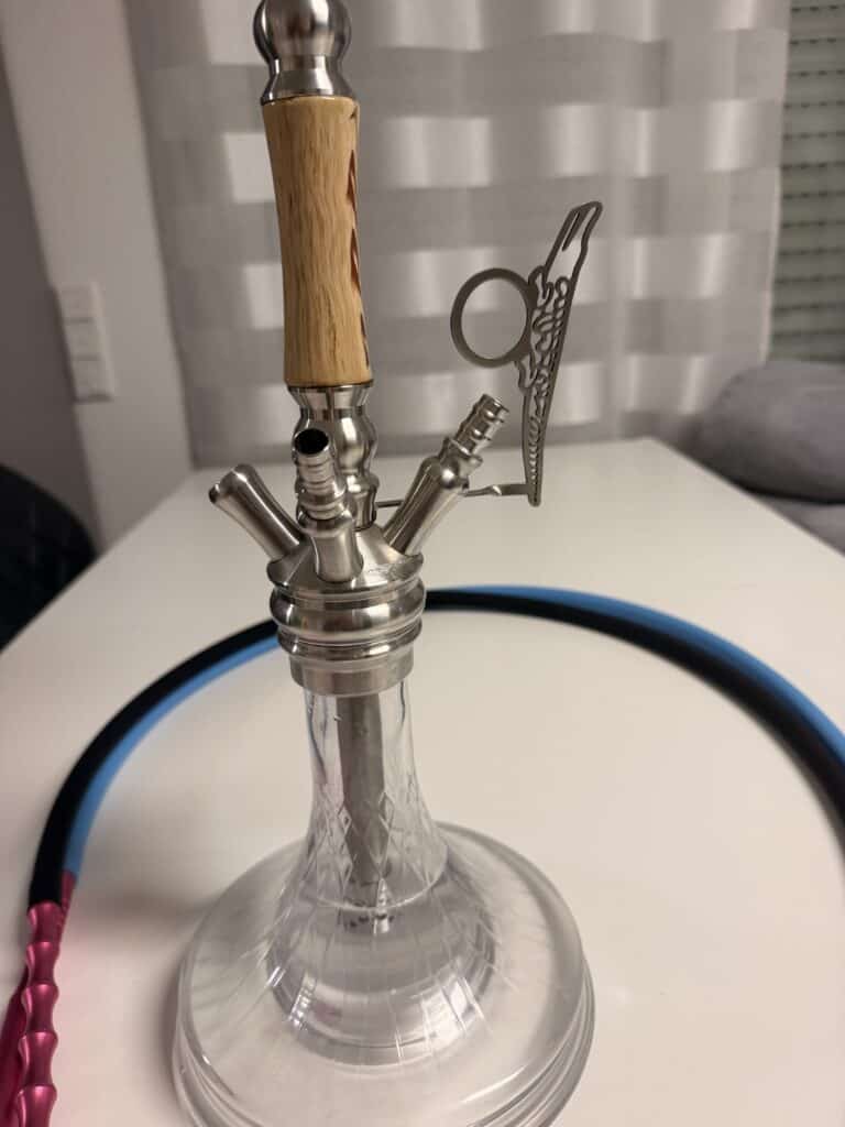 Transparente Glasbowl für Shisha mit Metall- und Holzkomponenten.
