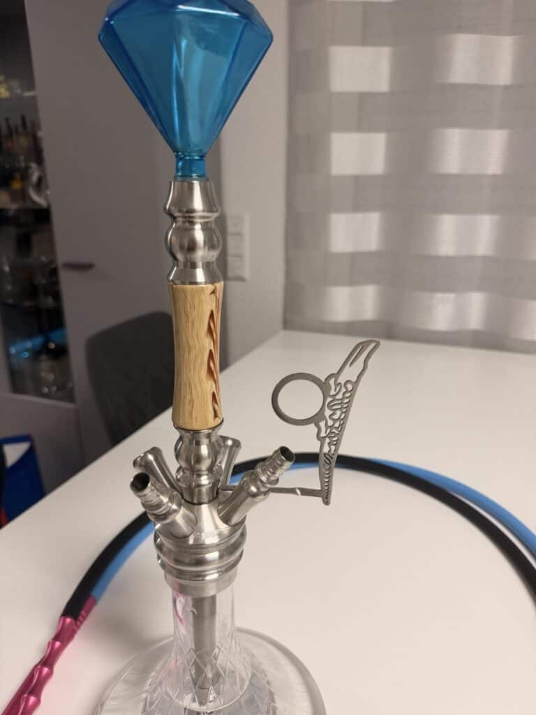 Moderne Shisha mit blauer Glasbowl und Edelstahl-Design.