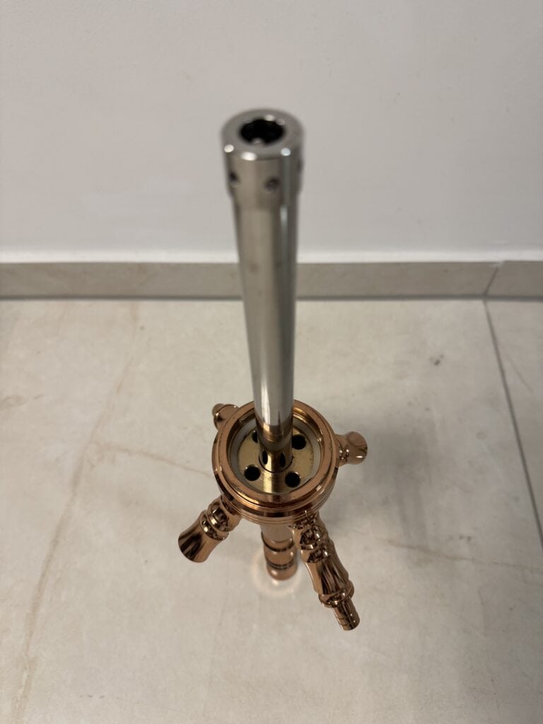 Shisha-Kopf mit Metallrohr und Kupferelementen.