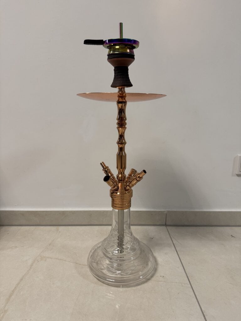 Shisha mit Glasbowl, Schlauch und Dichtung auf Boden.