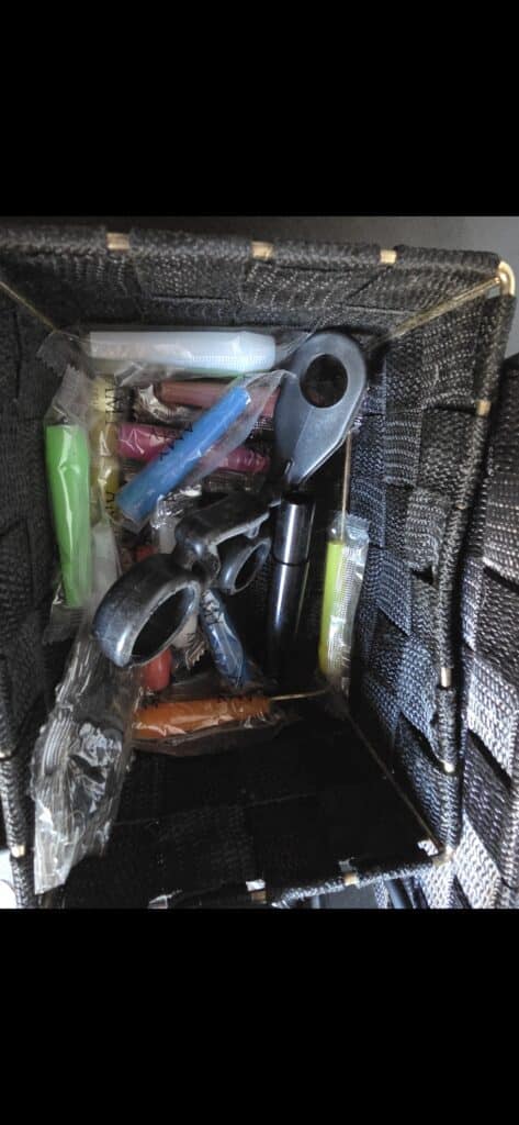 Verschiedene Shisha-Teile und Zubehör in einem Rucksack.