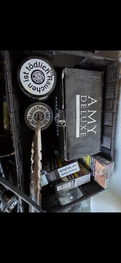Amy Deluxe Box mit Shisha Zubehör und Reinigungsbürste.