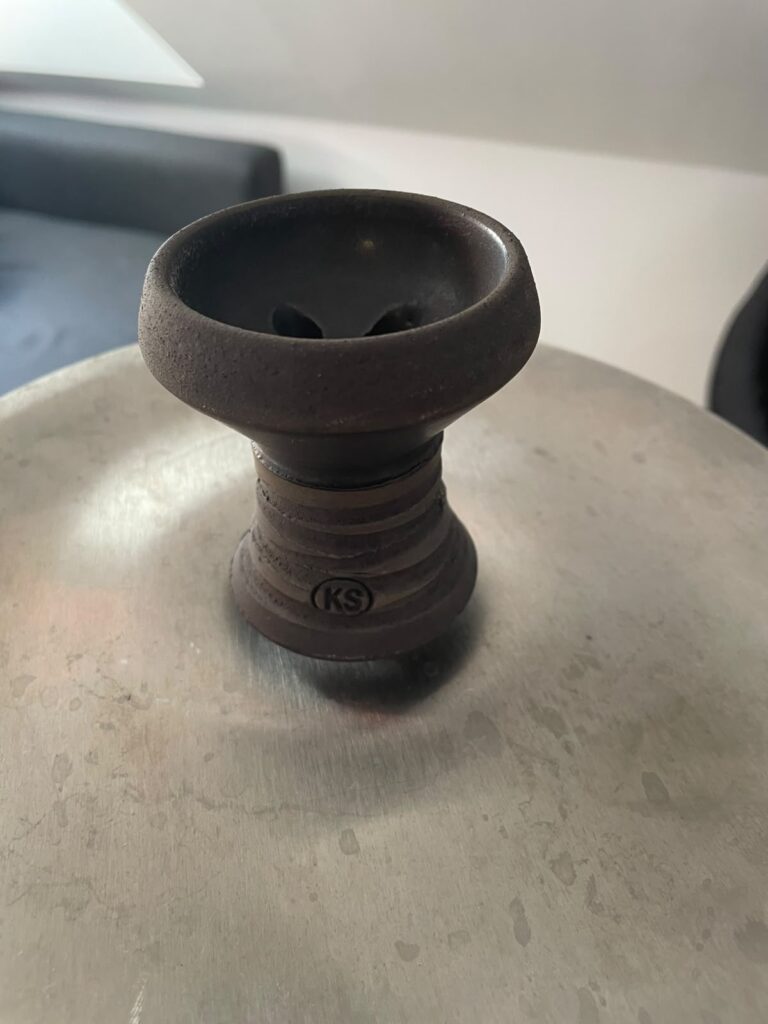 Schwarze Glasbowl für Shisha, auf Tisch platziert.