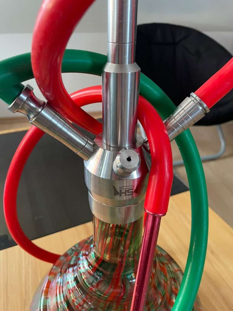 Bunte Schläuche an einer modernen Shisha, Nahaufnahme.
