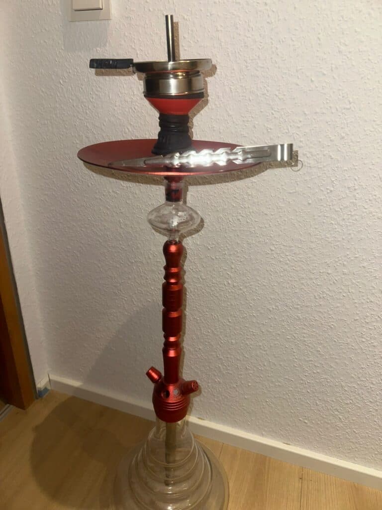 Shisha Bowl Set mit roter Glasbowl und Edelstahl-Aufsatz.