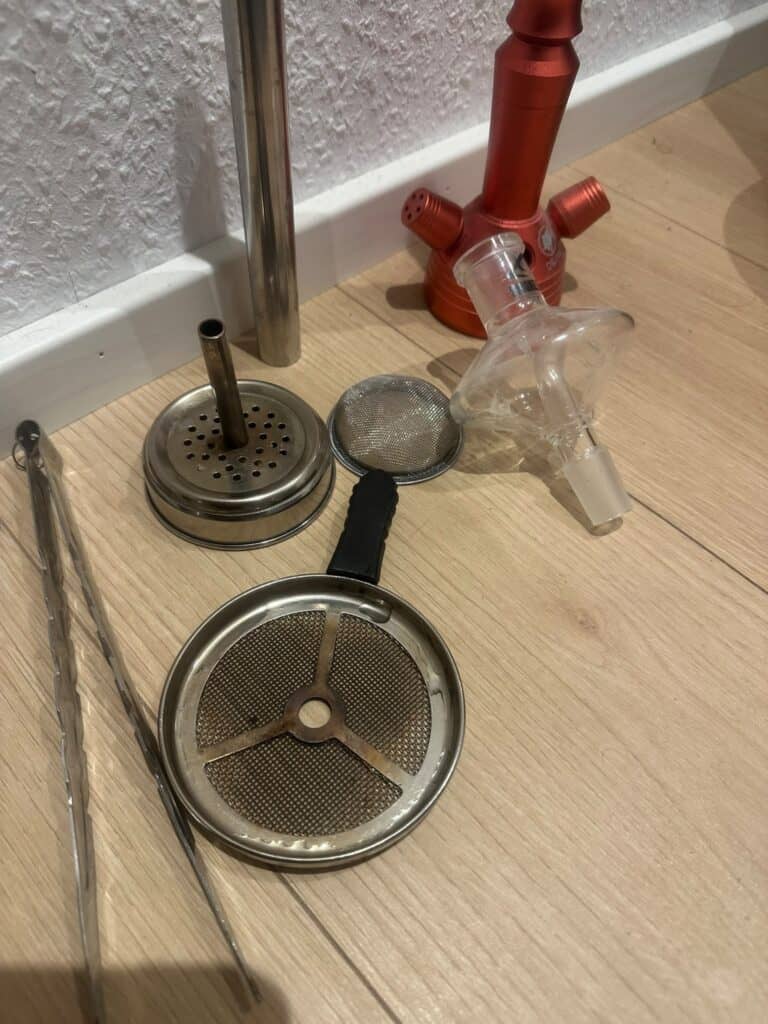 Glasbowl und Shisha Zubehör vorhanden.