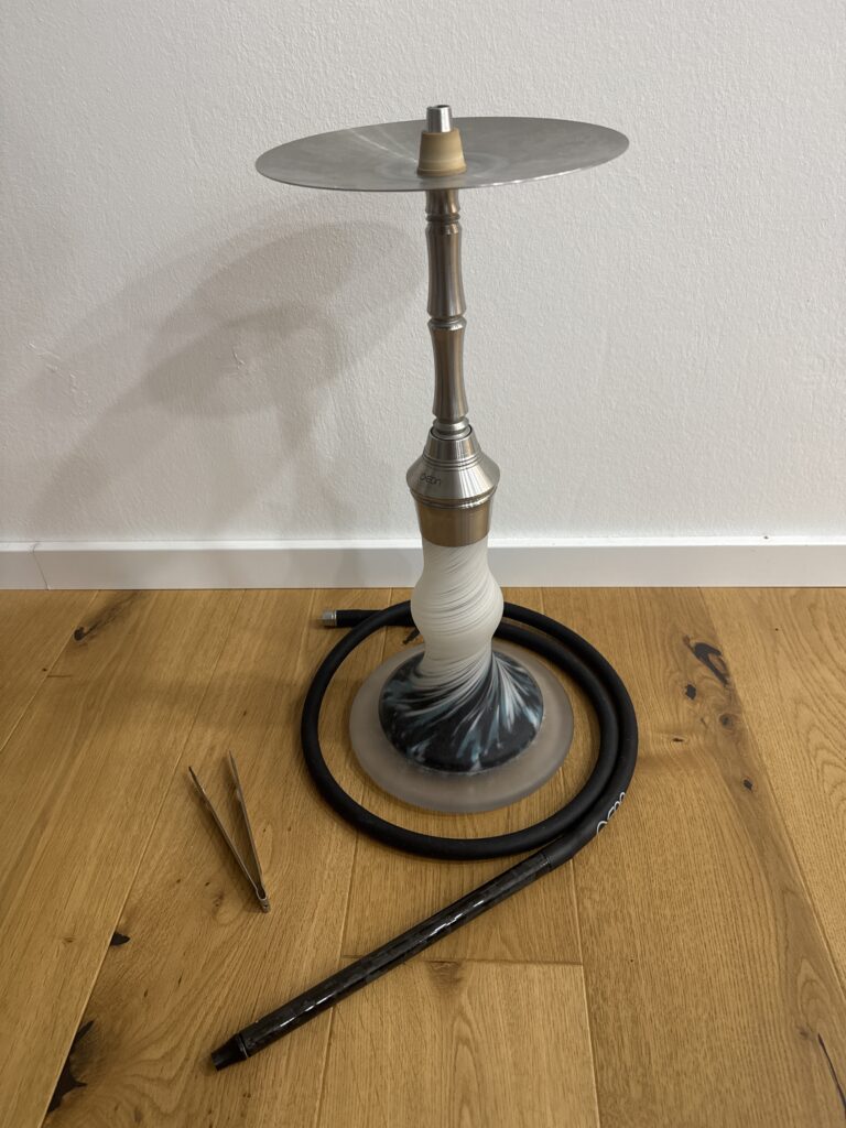 Shisha-Hookah mit Metall- und Glasbowl, Zubehör und Tauchrohr.
