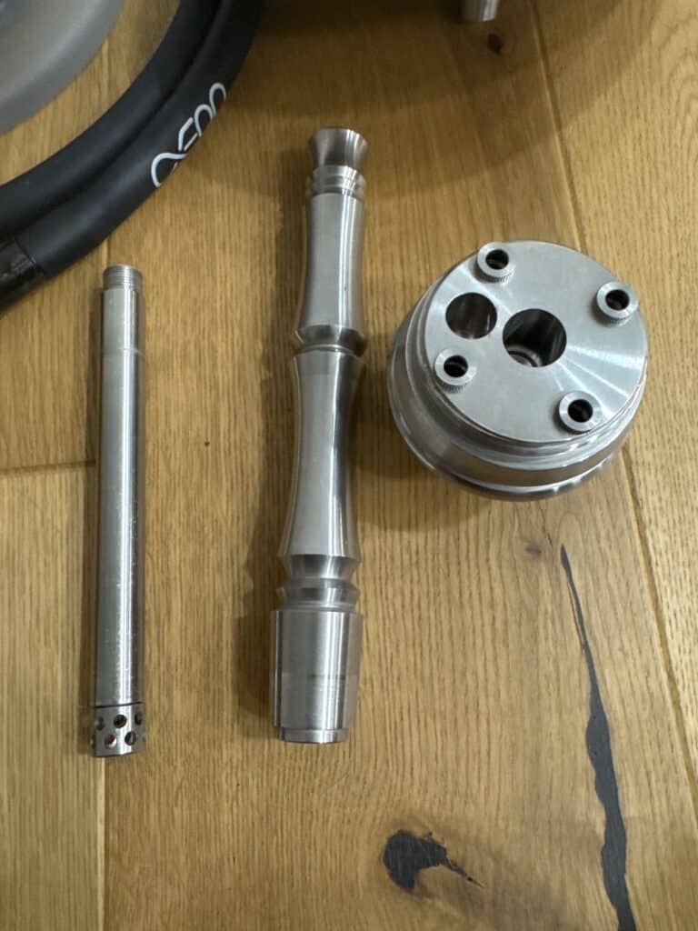 Metallteile für Shisha, inklusive Glasbowl und Adapter.