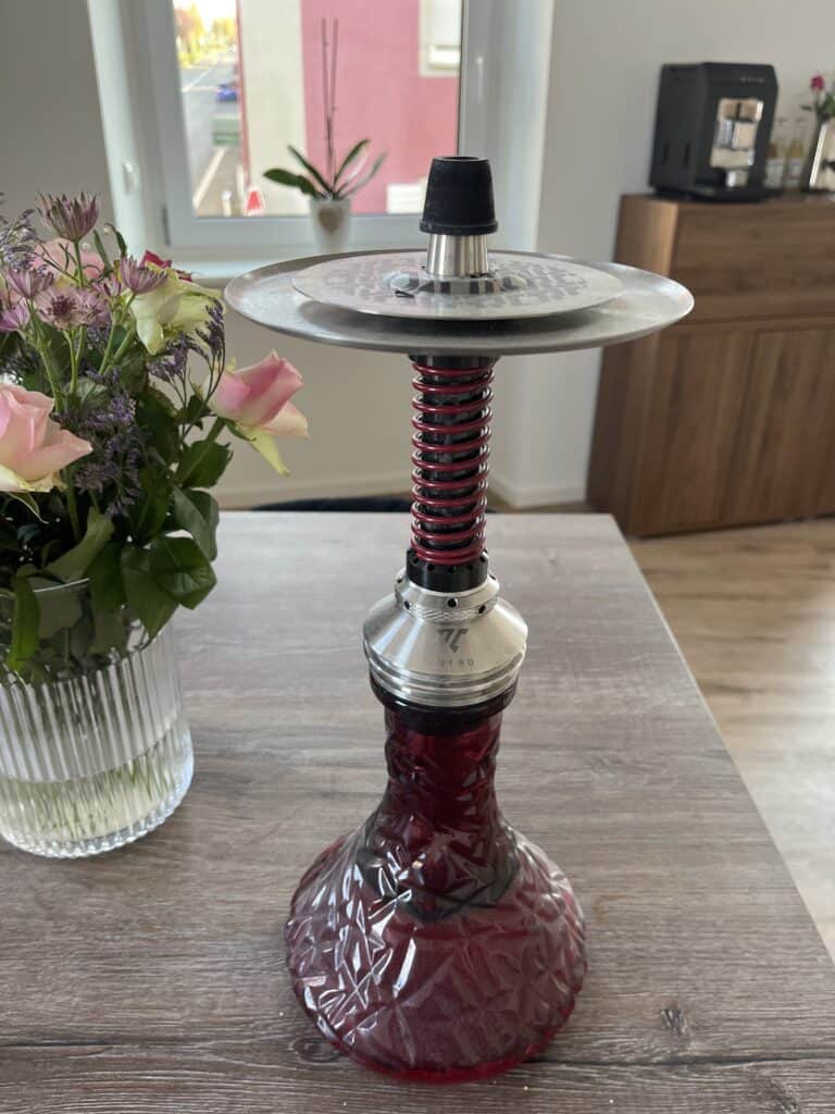 Shisha-Glasbowl mit Metallaufsatz und Feder.