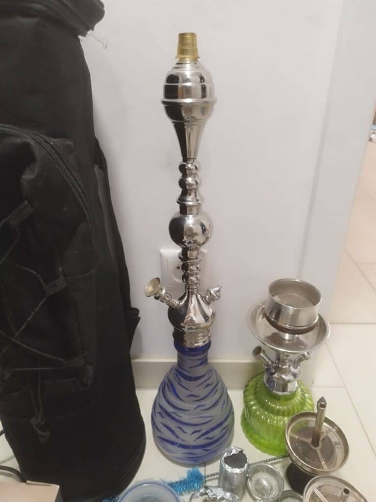 Große Shisha mit blauer Glasbowl und Zubehör.