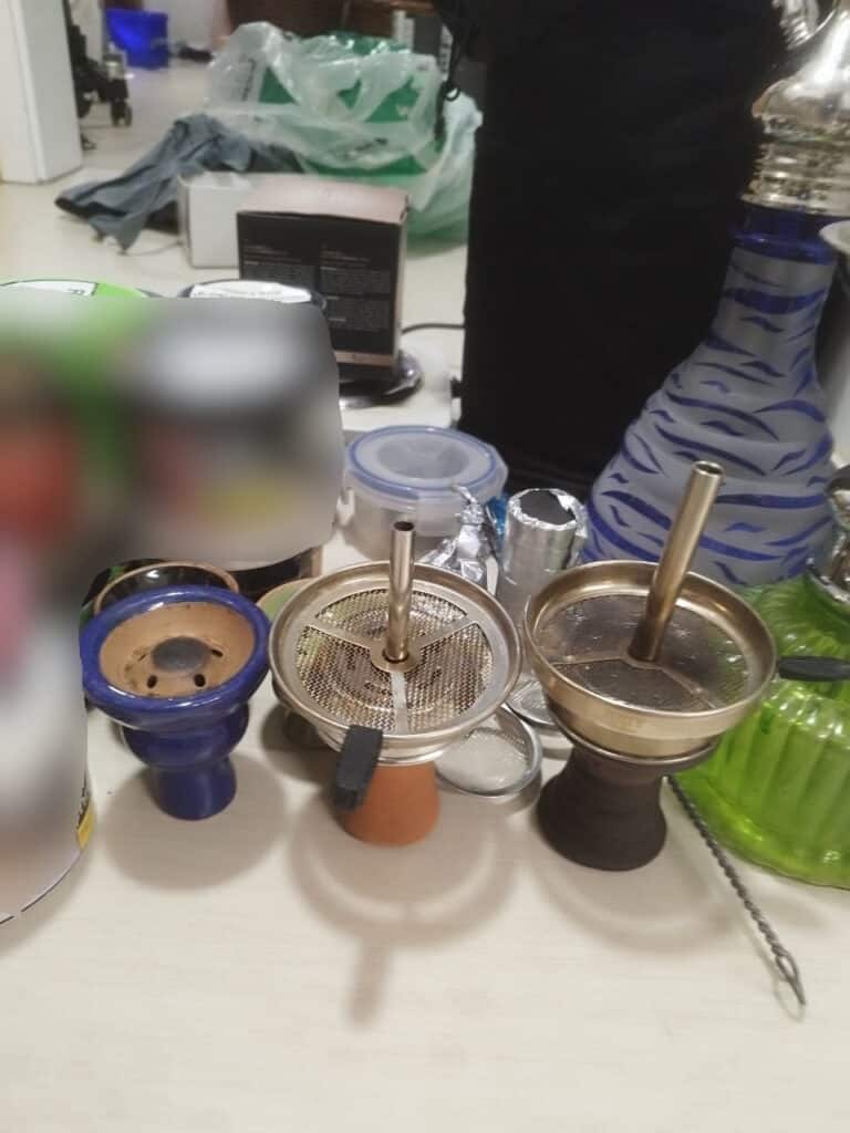 Mehrere Glasbowl-Modelle für Shisha auf Tisch, verschiedene Designs und Größen.