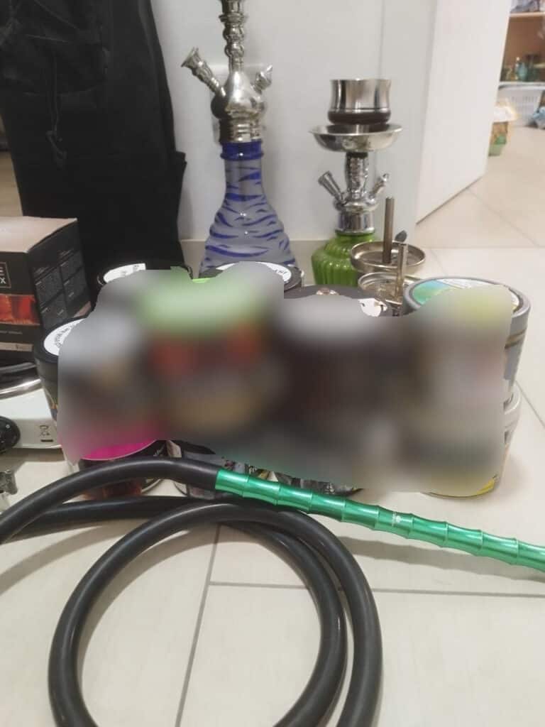 Verschiedene Shisha Teile und Glasbowl auf Tisch.