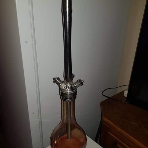 Glas-Shisha mit Metallrohr, ideal für Raucher und Sammler.