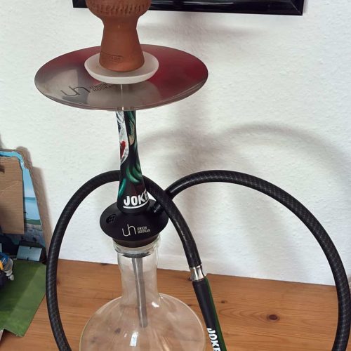 Shisha mit Glas, Silikonschlauch und Tabakaufsatz.