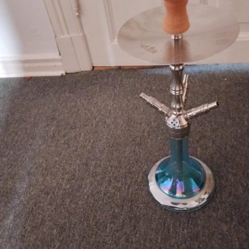Shisha-Kopf mit Glasbowl auf Teppichboden.