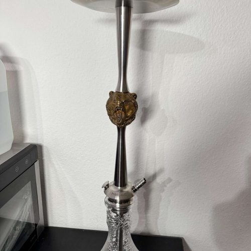 Dekorative Shisha-Rauchsäule mit goldener Verzierung, ideal für Raucher und Sammler.