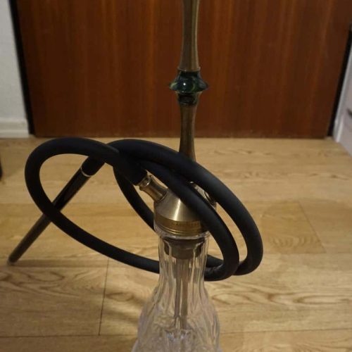 Rauchsäule mit Glasbasis und Metallaufsatz, ideal für Shisha- oder Rauch-Events.