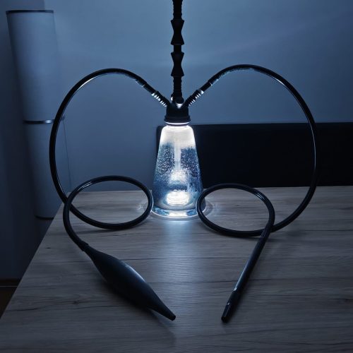 Shisha mit Silikonschlauch und Kohleteller, stilvoll und modern.