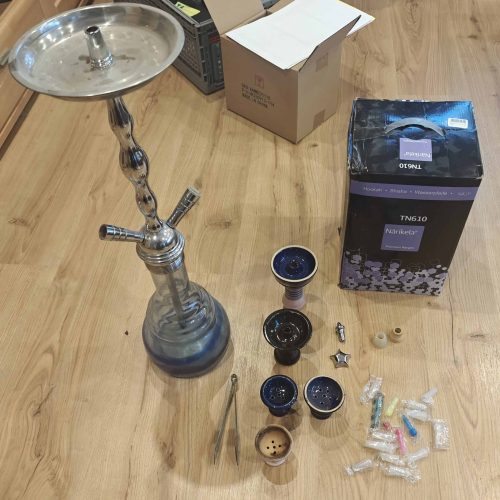 Rauchsäule und Shisha-Zubehör, inklusive Kohleteller, Dichtungen und Ersatzteile.