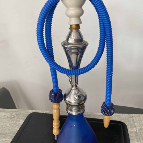 Schwarze Wasserpfeife mit blauer Silikonschlauch und Holzperlen, ideal für Shisha-Liebhaber.
