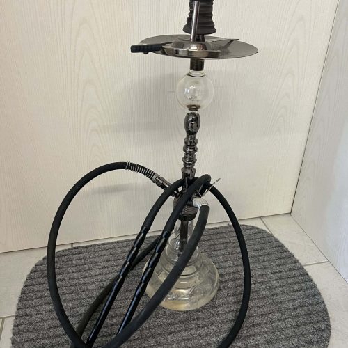 Alte Shisha mit Glasbowl und Schläuchen.