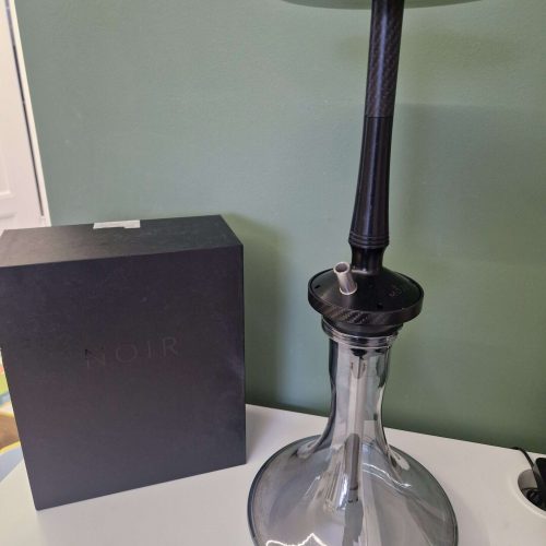 Rauch-Hookah mit schwarzem Schlauch und Glasbasis, ideal für Shisha-Liebhaber.