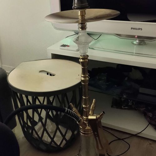 Rauchende Shisha mit Glasbowl, Metallrohr und Kopf, ideal für Wasserpfeifen-Liebhaber.