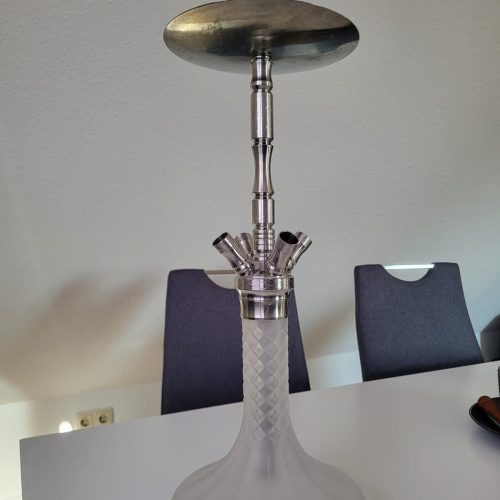Rauch-Hookah mit Glasbasis und Metallaufsatz, ideal für Shisha-Liebhaber.