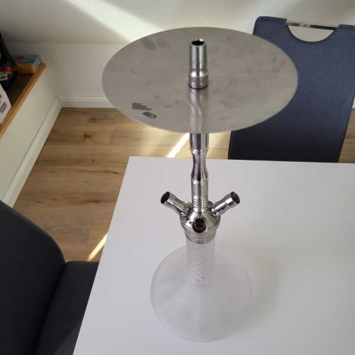 Rauchsaul für Shisha aus Edelstahl, gebraucht, auf einem weißen Tisch.