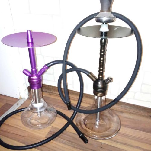 Wasserpfeife mit schwarzem und lila Design, Glasbasis und Metallaufsatz, ideal für Shisha-Liebhaber.