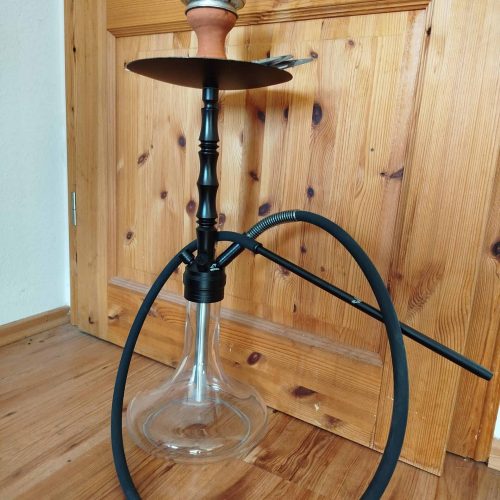 Rauchsäule mit Wasserpfeife, Schlauch und Kopf, für Shisha-Genuss.