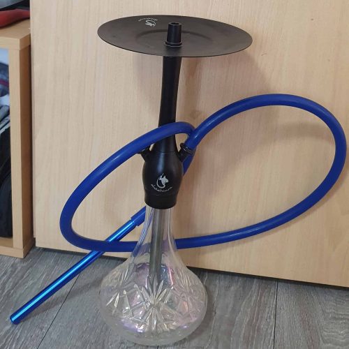 Shisha mit Glasgefäß, Rauchsäule, Schlauch, Zubehör.