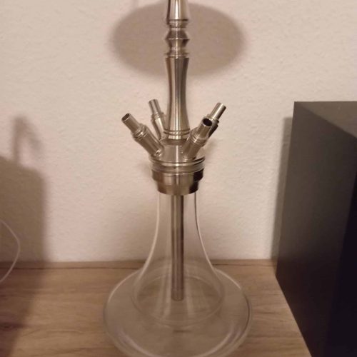 Wasserpfeife mit Glasbasis und Metallkopf, ideal für Shisha-Liebhaber.