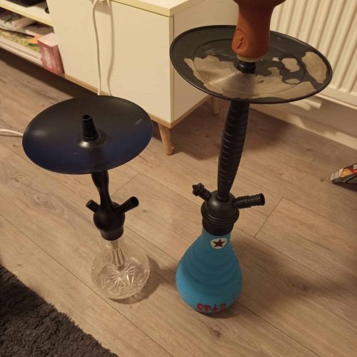 Raucherset mit Wasserpfeife, Tabak und Zubehör für Shisha-Genuss.