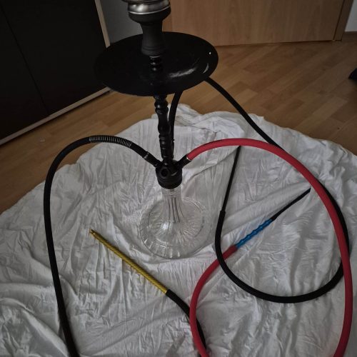Rauchsäule mit Wasserpfeife, Schläuchen und Metallaufsatz, für Shisha-Genuss.